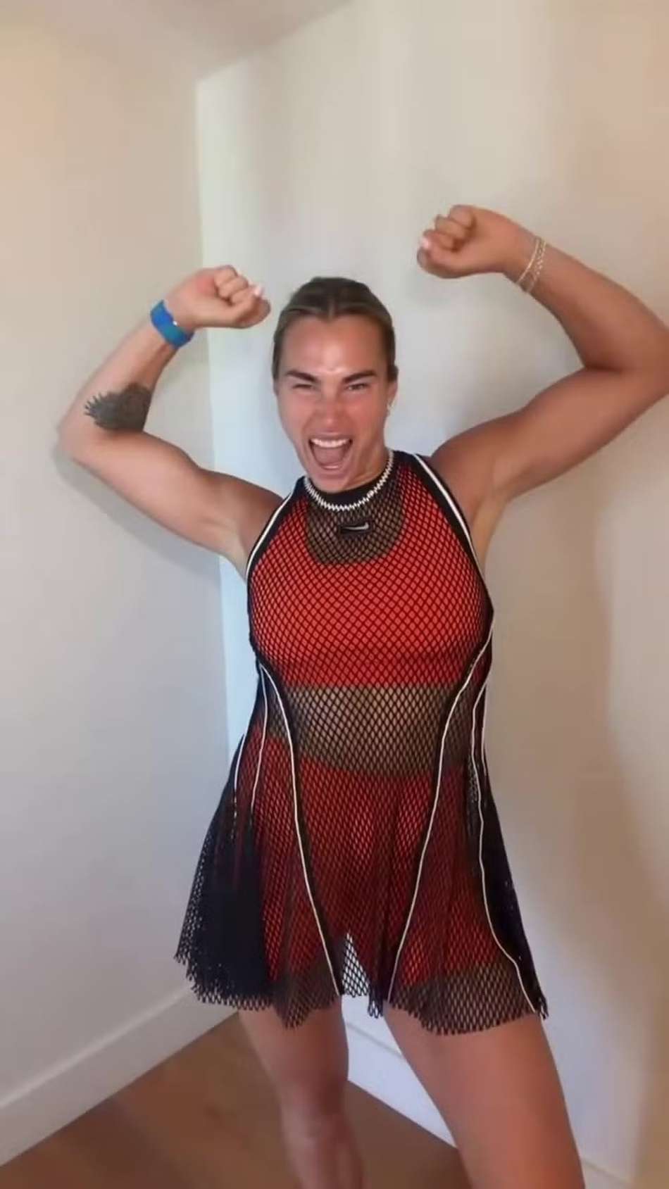 Sabalenka com o traje que traz transparência usado no US Open (Foto: Instagram)
