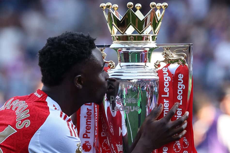 Bukayo Saka beija a taça da Premier League 