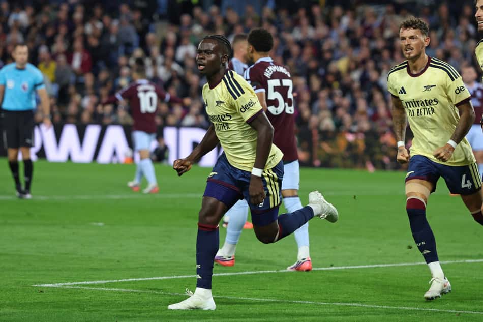 Saka comemora gol marcado pelo Arsenal sobre o Aston Villa, pela Premier League
