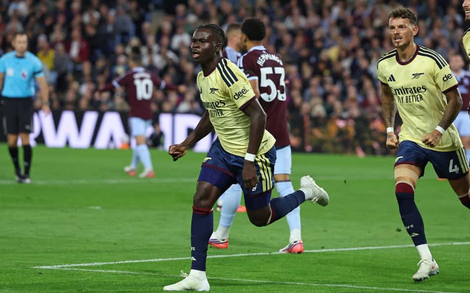 Saka comemora gol marcado pelo Arsenal sobre o Aston Villa, pela Premier League