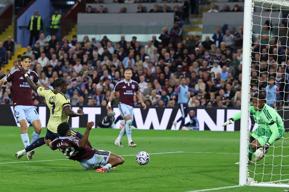 Saka vence duelo com Maatsen para abrir o placar para o Arsenal sobre o Aston Villa