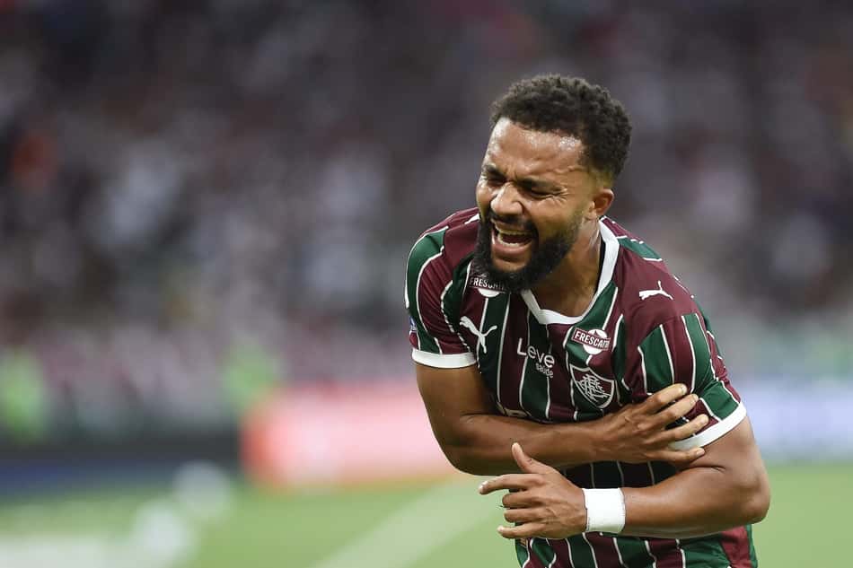 Samuel Xavier faz cara de dor após lesão no ombro esquerdo em Fluminense x Remo
