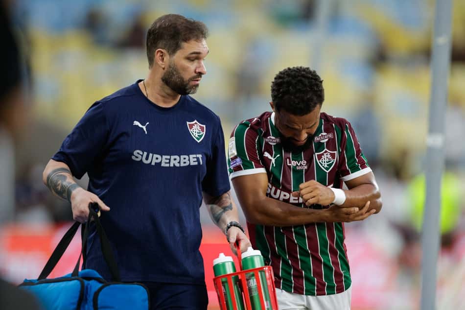 Samuel Xavier deixa o gramado do Maracanã com dores durante partida entre Fluminense e Remo