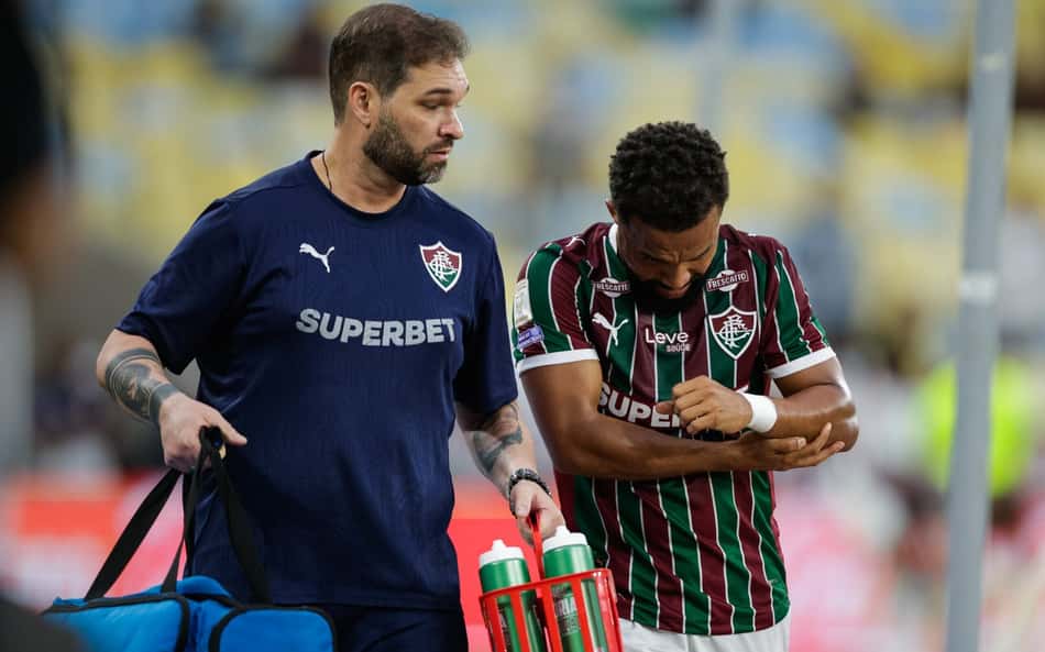 Samuel Xavier deixa o jogo entre Fluminense e Remo ao lado de médico do clube após lesão no ombro esquerdo