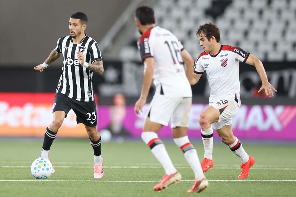 Santi Rodríguez marcou os dois gols do Botafogo na partida contra o Athletico-PR 