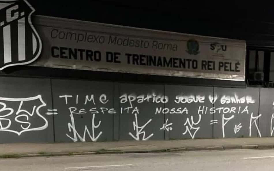 Muro do Santos aparece pichado após derrota contra o Palmeiras.