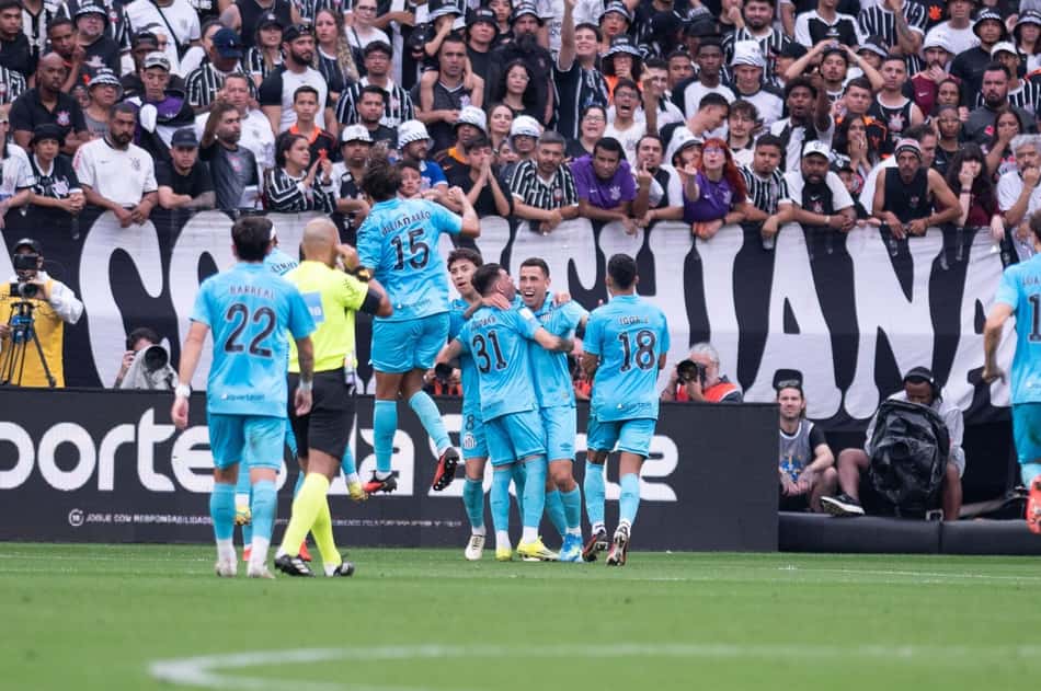 Christian Oliva comemora seu gol em partida entre Corinthians e Santos, válida pela 25ª rodada do Campeonato Brasileiro de Futebol, na tarde deste domingo, dia 30 de agosto de 2026, na Neo Química Arena, em São Paulo-SP.