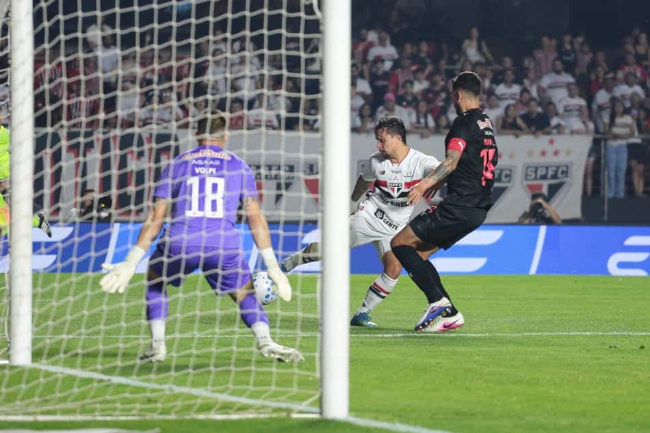 Artur do São Paulo, durante partida entre São Paulo e Red Bull Bragantino, válida pela 25a rodada do Campeonato Brasileiro 2026, realizada no Estádio Morumbis, neste sábado (29).
