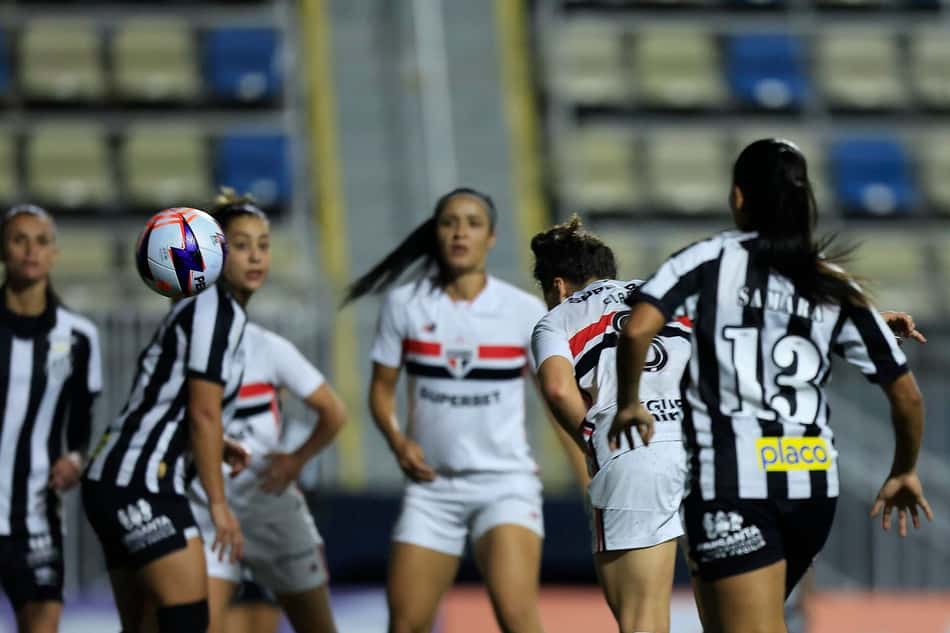 Clara cabeceia para marcar o gol da vitória sobre o Santos no Paulistão F