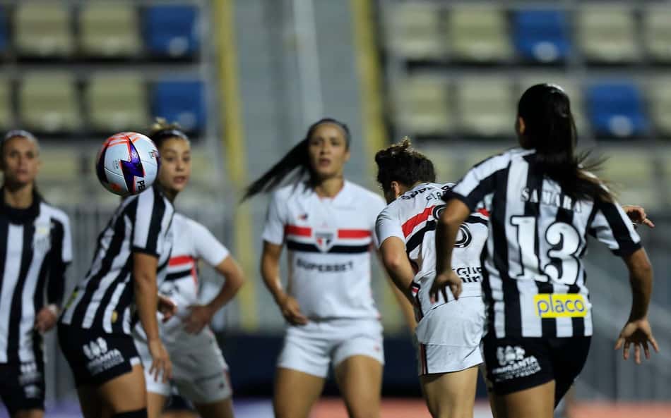 Clara cabeceia para marcar o gol da vitória sobre o Santos no Paulistão F