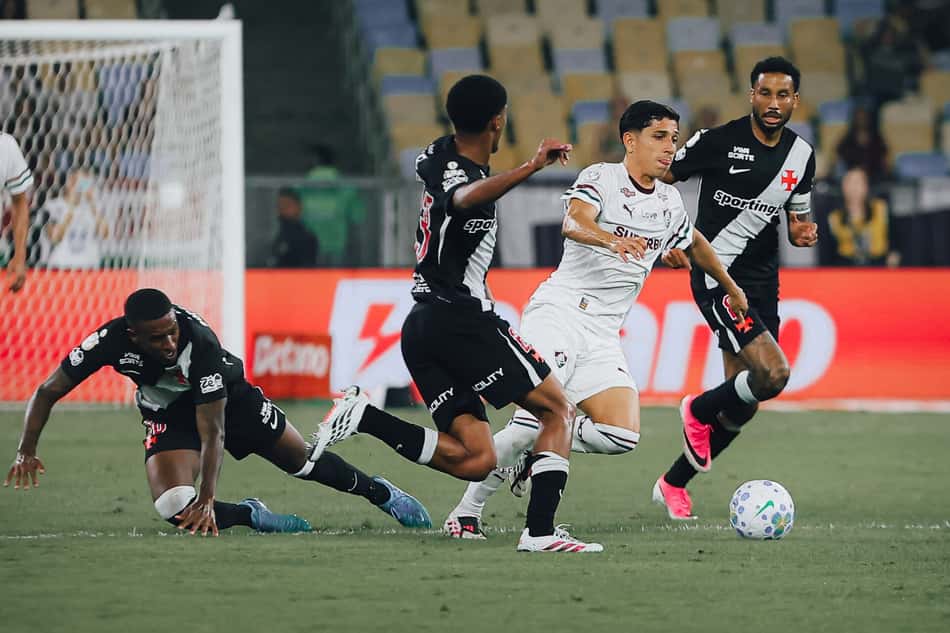 Savarino tenta se livrar da marcação de Ramon Rique e Jair no clássico entre Fluminense e Vasco