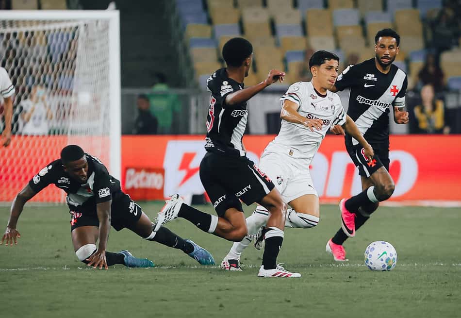 Savarino tenta se livrar da marcação de Ramon Rique e Jair no clássico entre Fluminense e Vasco