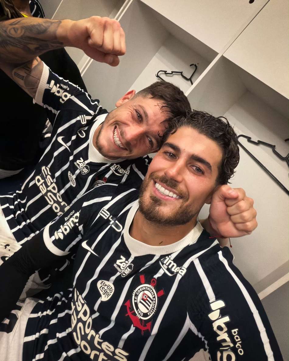 Garro e Pedro Raul no vestiário em Bragança Paulista após jogo do Corinthians. (Foto: Divulgação/ Corinthians)
