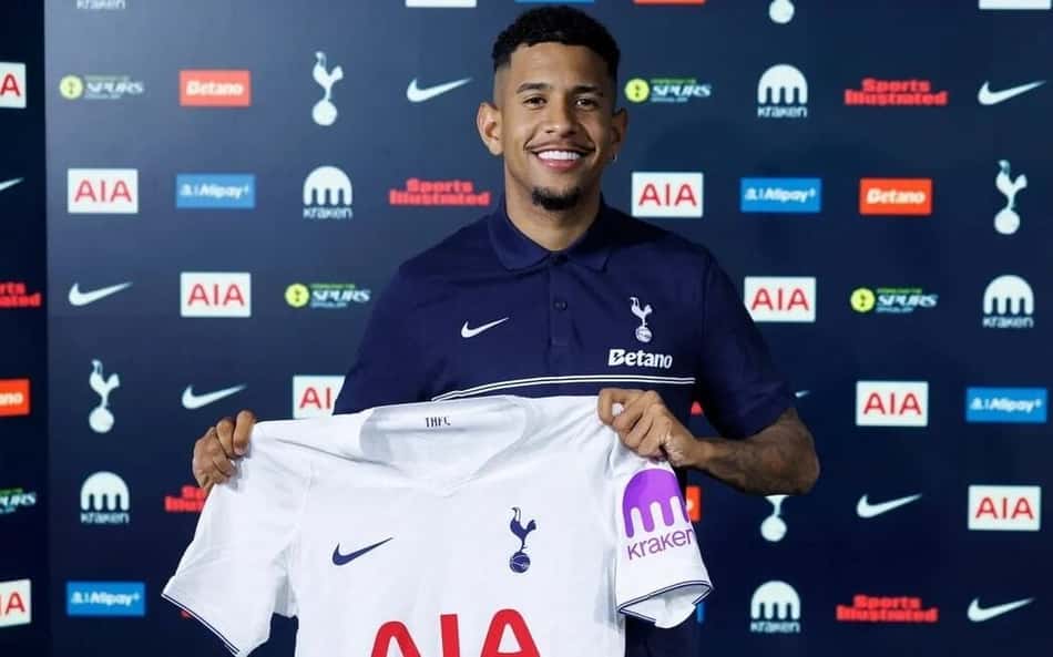 Tottenham anuncia a contratação de Savinho em transferência recorde