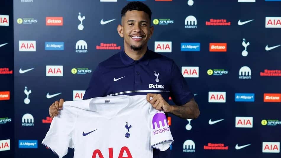 Savinho foi anunciado pelo Tottenham