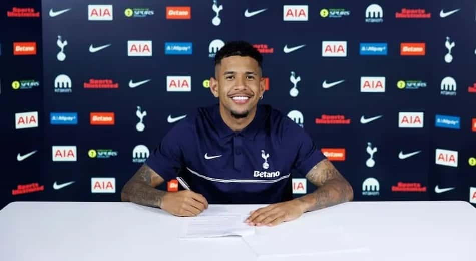 Savinho foi anunciado pelo Tottenham
