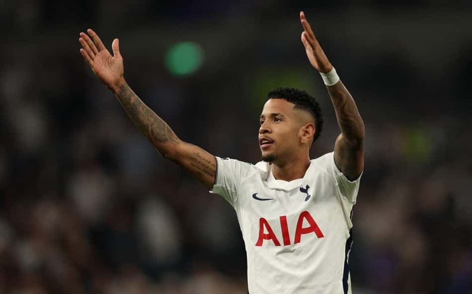 Savinho comemorando o seu primeiro gol com a camisa do Tottenham, na Copa da Liga Inglesa