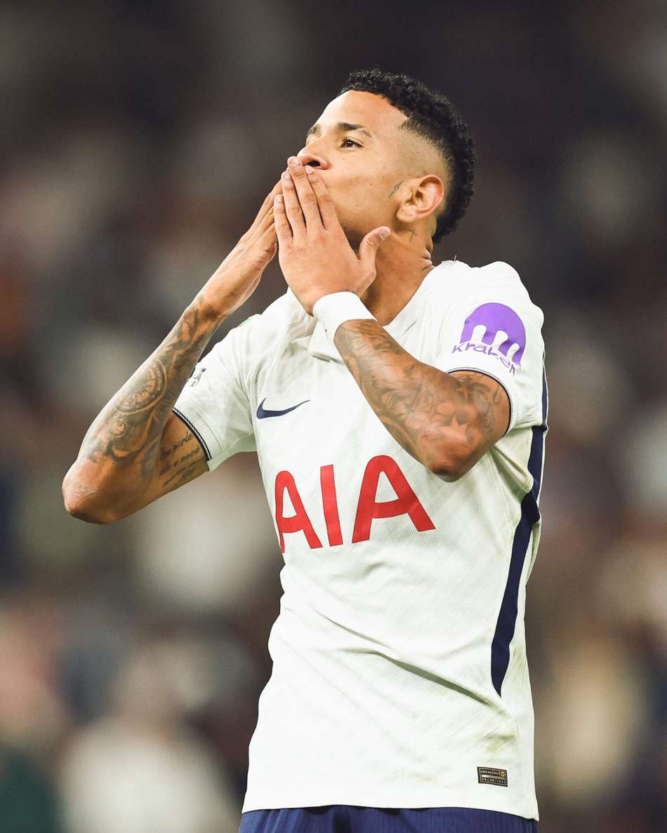 Savinho comemorando o seu primeiro gol com a camisa do Tottenham