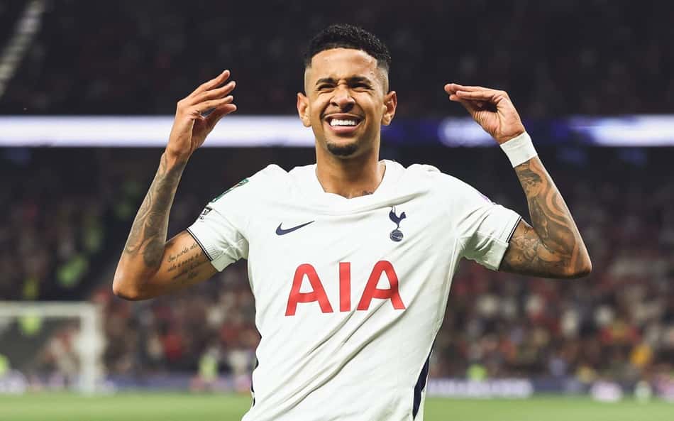 Savinho comemorando o seu primeiro gol com a camisa do Tottenham, na Copa da Liga Inglesa