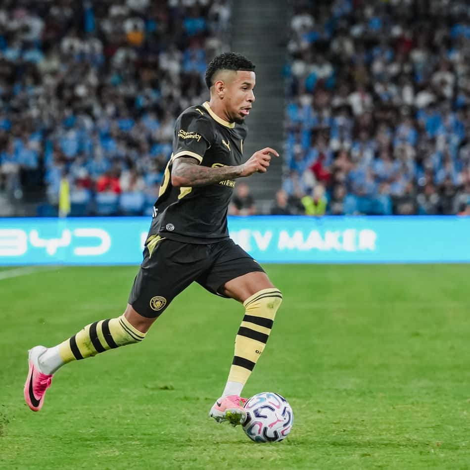 Savinho em ação pelo Manchester City