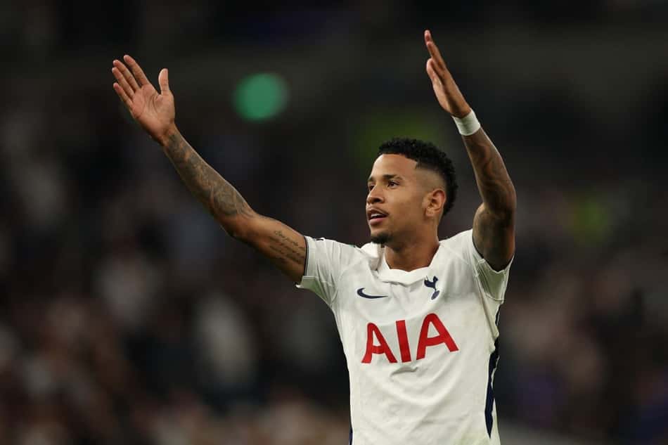 Savinho comemorando o seu primeiro gol com a camisa do Tottenham, na Copa da Liga Inglesa