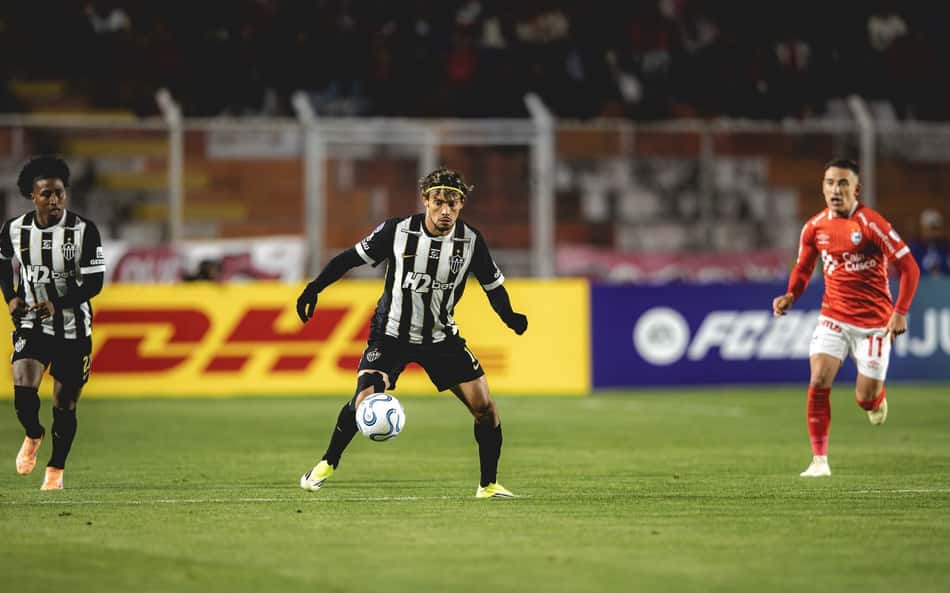 Scarpa contra o Cienciano (Foto: Pedro Souza / Atlético)