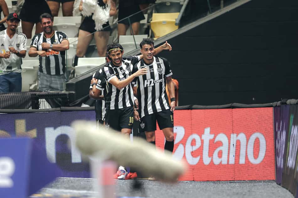Scarpa e Reinier em Atlético x Vitoria (Foto: Pedro Souza / Atlético)