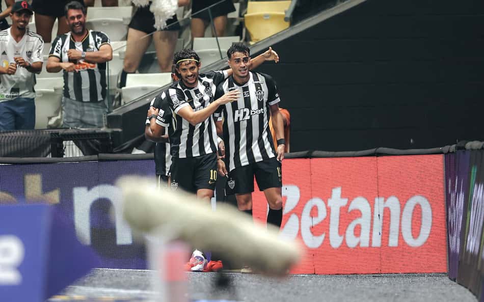 Scarpa e Reinier em Atlético x Vitoria (Foto: Pedro Souza / Atlético)