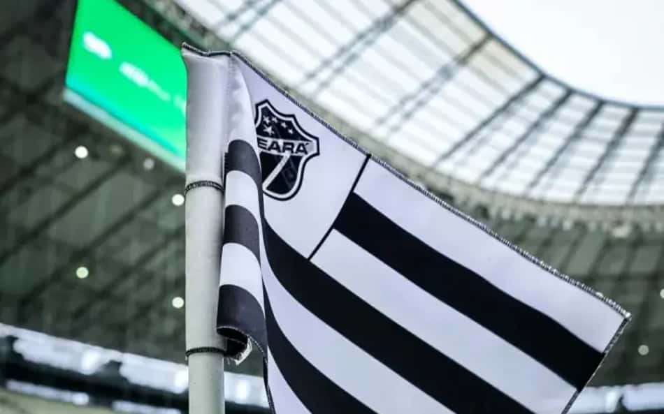 andeirinha de escanteio da Arena Castelão personalizada pelo Ceará.