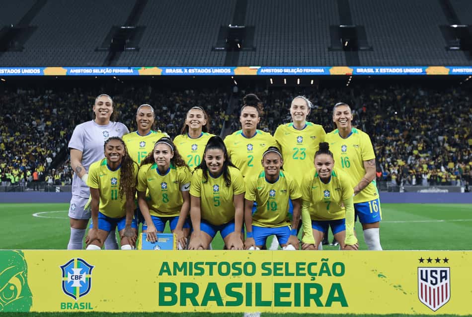 Seleção feminina perfilada para foto antes de jogo