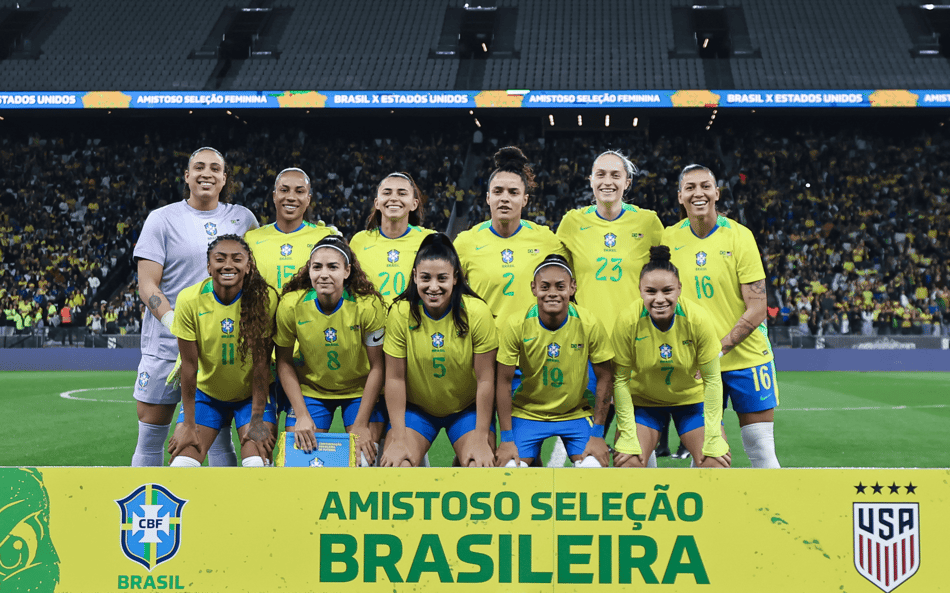 Seleção feminina perfilada para foto antes de jogo
