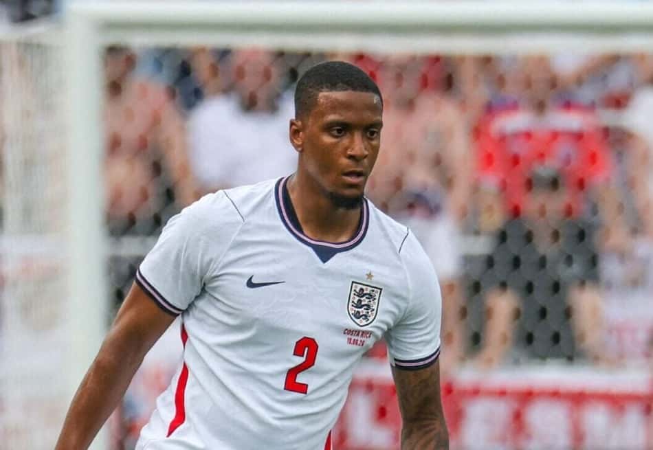 Ezri Konsa em ação pela Seleção da Inglaterra em amistoso preparatório para a Copa do Mundo (Foto: Alex Menendez/Getty Images/AFP)