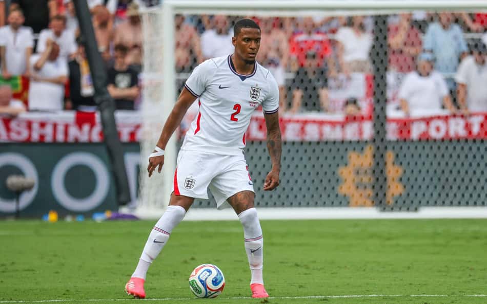 Ezri Konsa em ação pela Seleção da Inglaterra em amistoso preparatório para a Copa do Mundo (Foto: Alex Menendez/Getty Images/AFP)