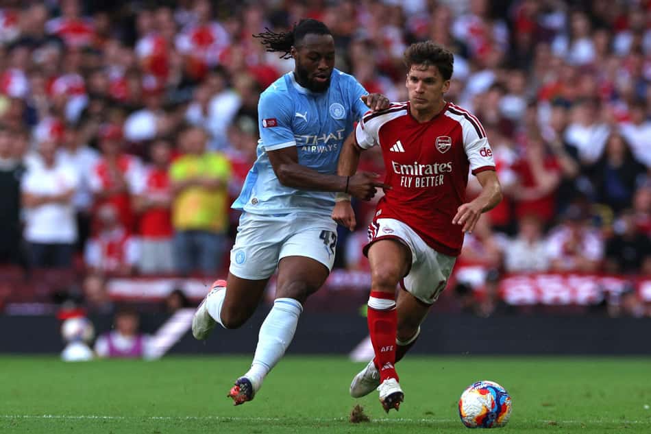 Semenyo e Tzolis em ação no duelo entre Arsenal e Manchester City na Supercopa da Inglaterra