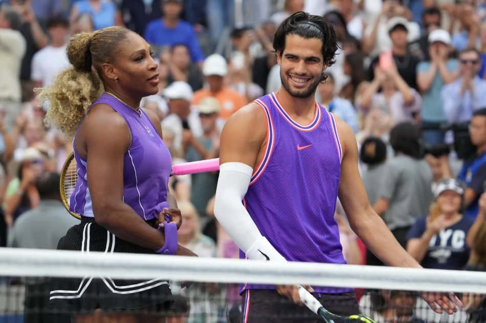  Serena Williams e Carlos Alcaraz durante partida de dupla mista no US Open (Foto: TIMOTHY A. CLARY / AFP)