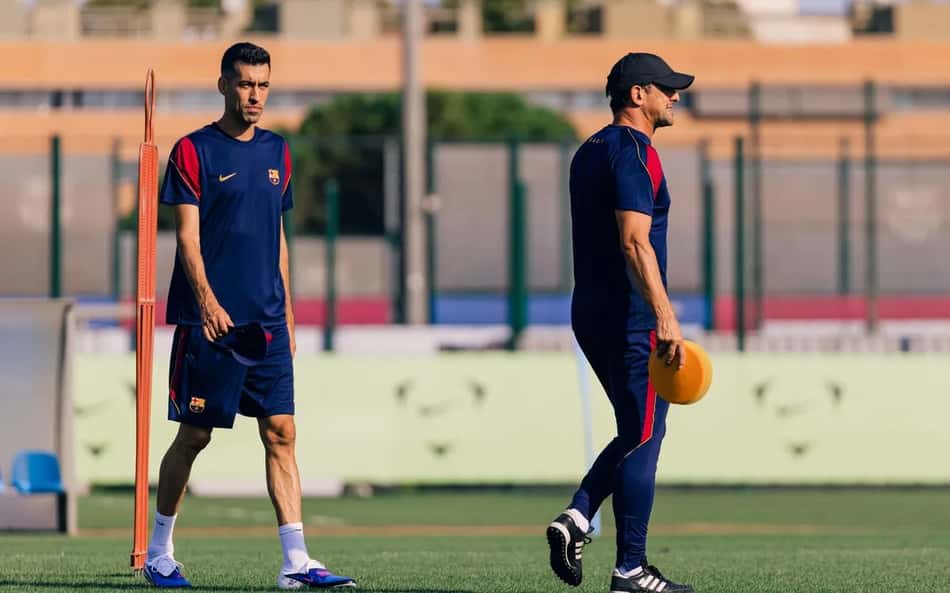 Sergio Busquets ao lado de Belletti nas categorias de base do Barcelona