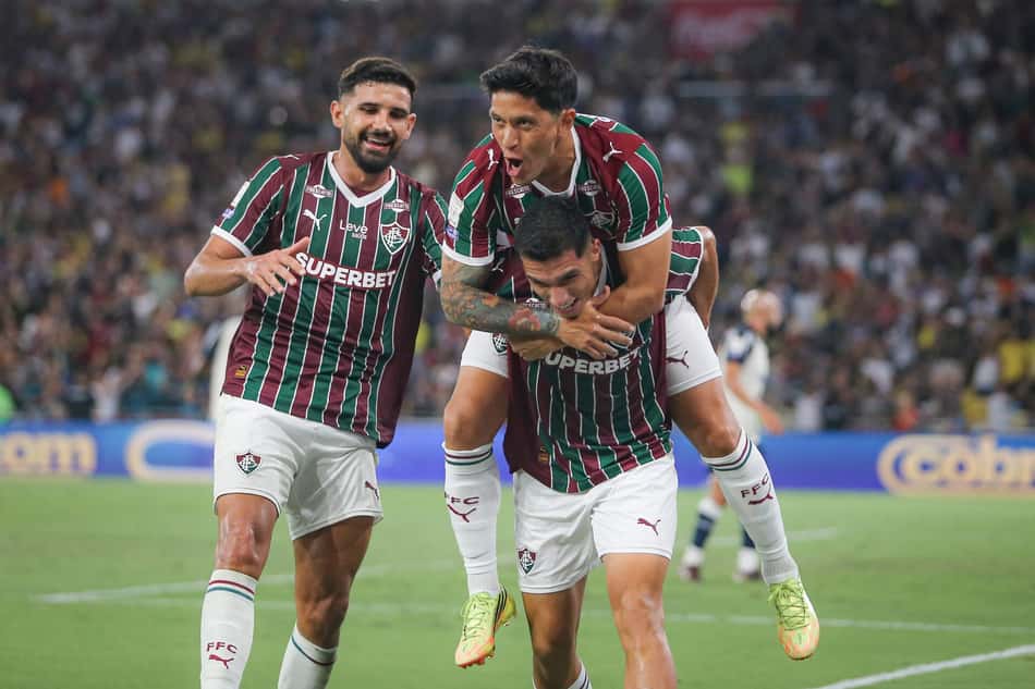 Serna celebra com os companheiros o gol da vitória do Fluminense diante do Remo