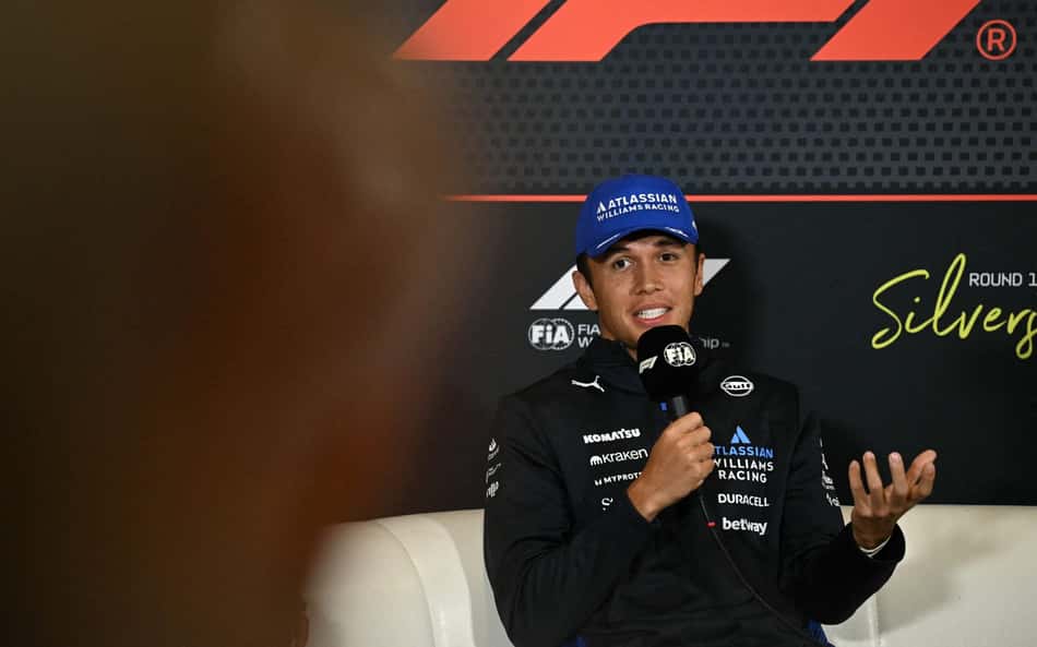 Alexander Albon durante coletiva em Silverstone (foto: Ben STANSALL / AFP)