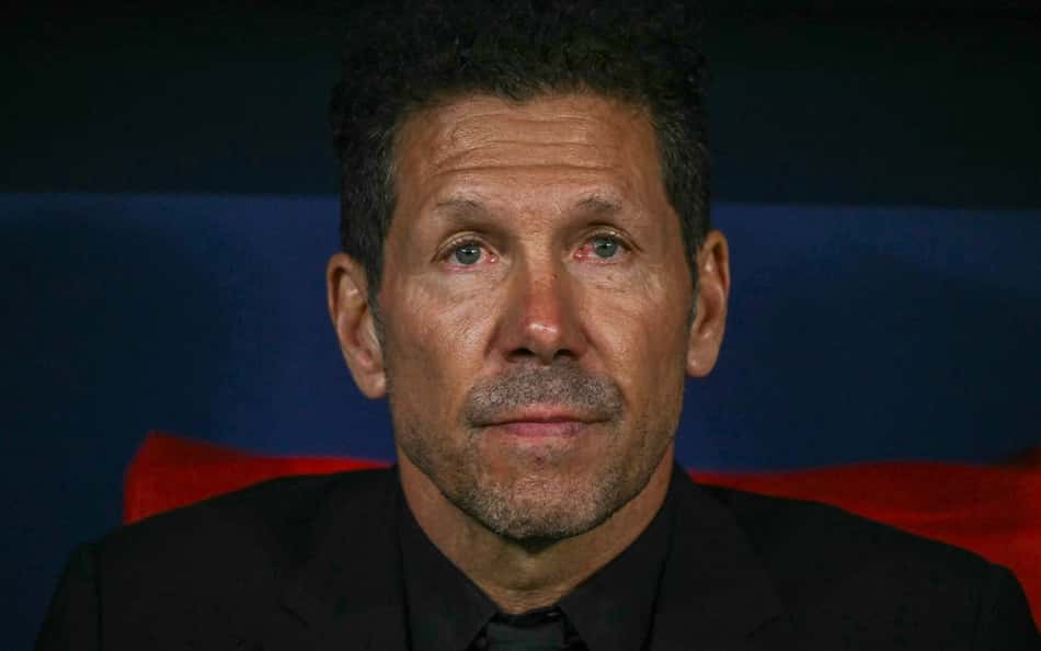 Simeone no banco do Atlético de Madrid antes do jogo contra o Arsenal, pela Champions