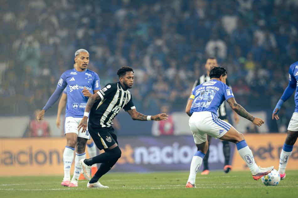 Sob o olhar de Matheus Pereira, Fred disputa a bola com Lucas Romero no duelo entre Cruzeiro e Atlético-MG