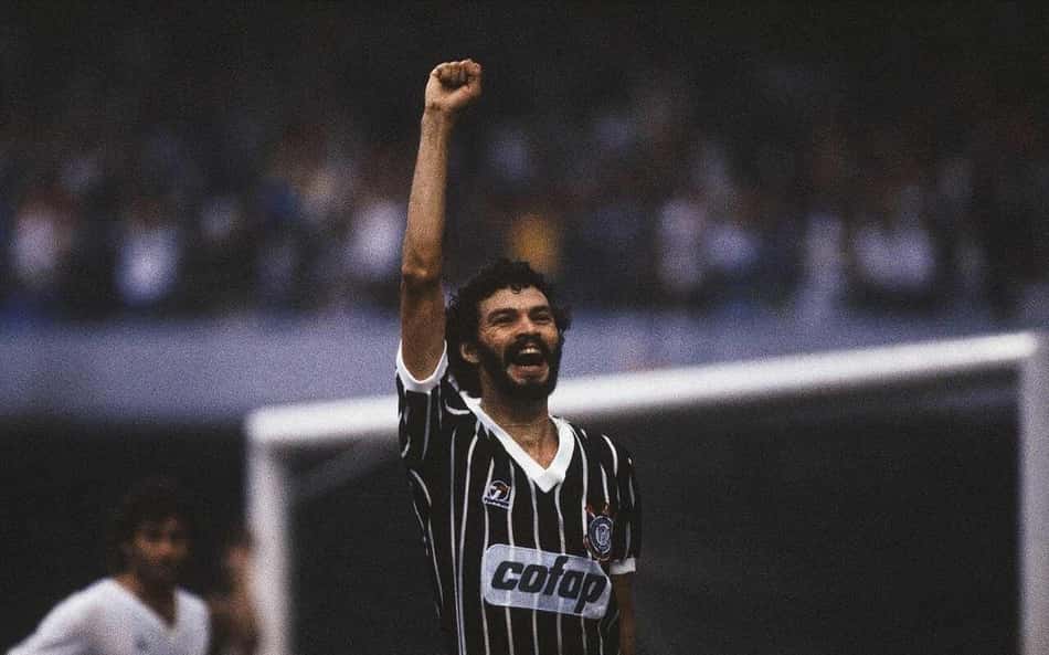 Sócrates comemora gol pelo Corinthians