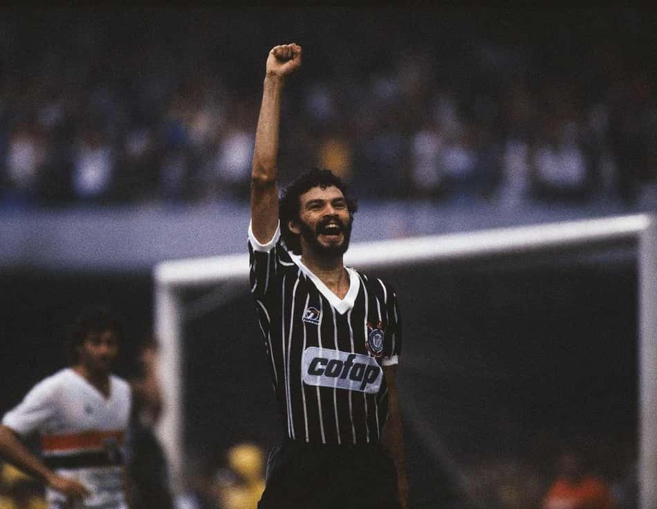Sócrates comemora gol pelo Corinthians