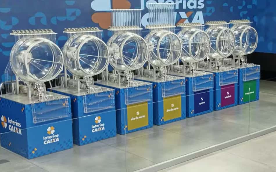 Globos onde ficam as bolinhas do sorteio da mega-sena