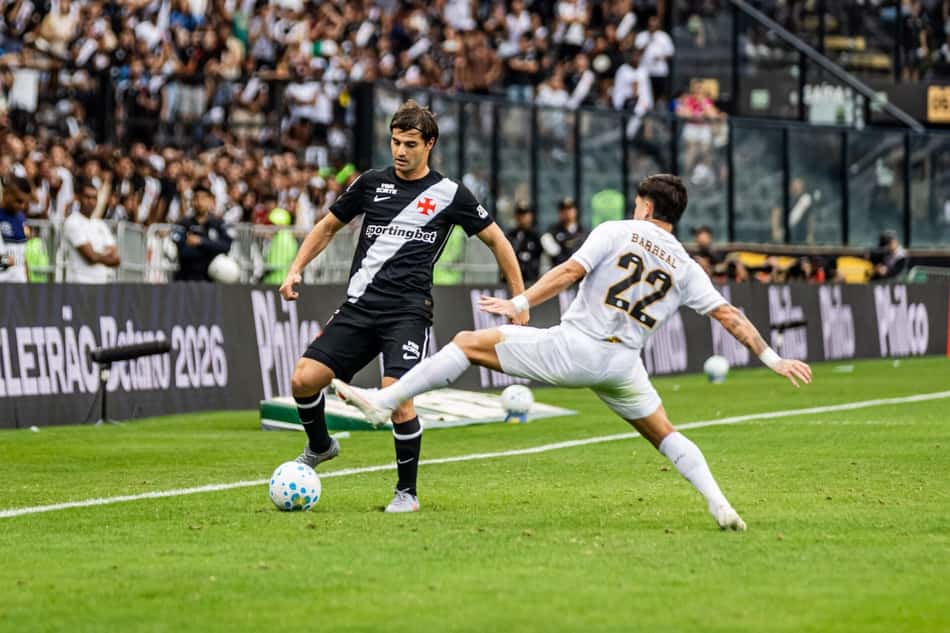 Sosa com a bola no pé com jogador do Santos marcando com as pernas abertas