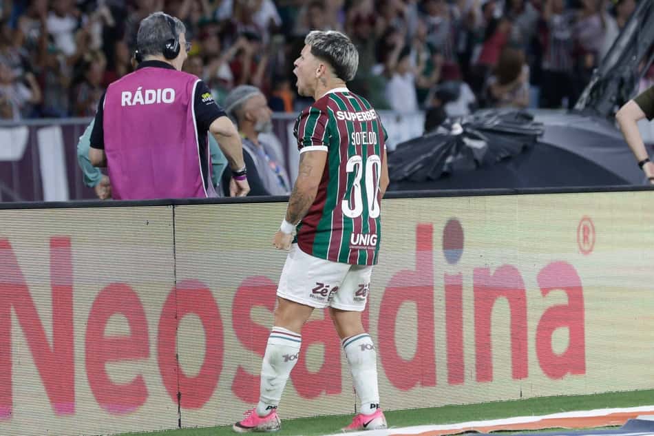 Soteldo vibra em direção à torcida após assistência para Hulk em Fluminense x Remo