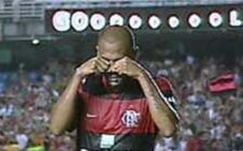 Souza jogador do Flamengo fazendo sinal de choro com as mãos na cara