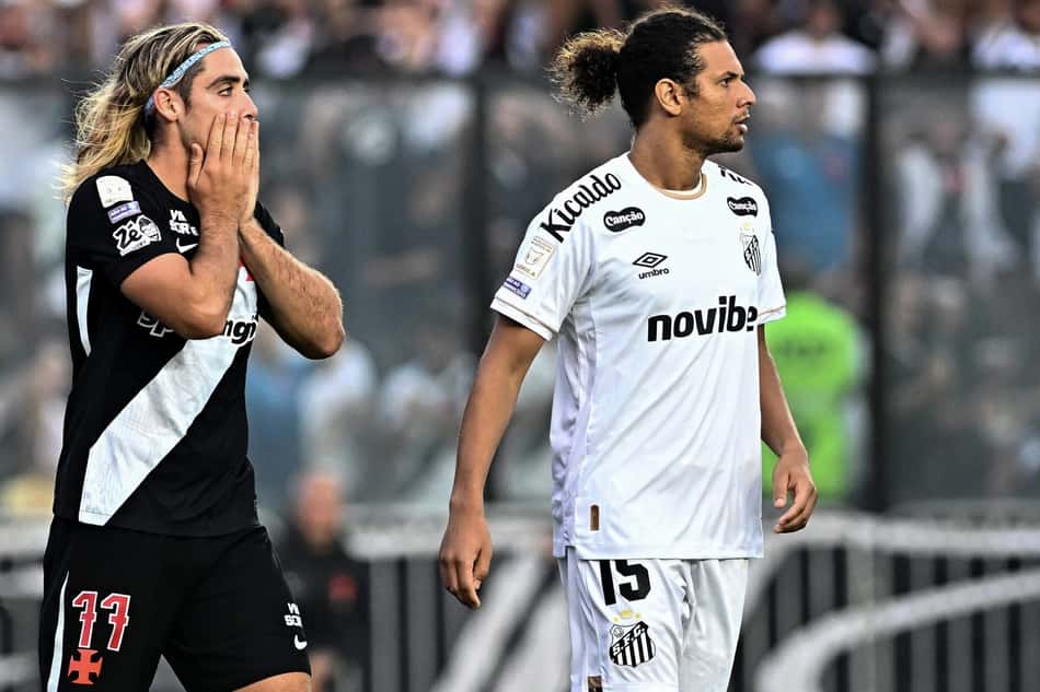 Claudio Spinelli, do Vasco, com as duas maõs no rosto em lamentação ao lado de William Arão, do Santos, que olha para o lado