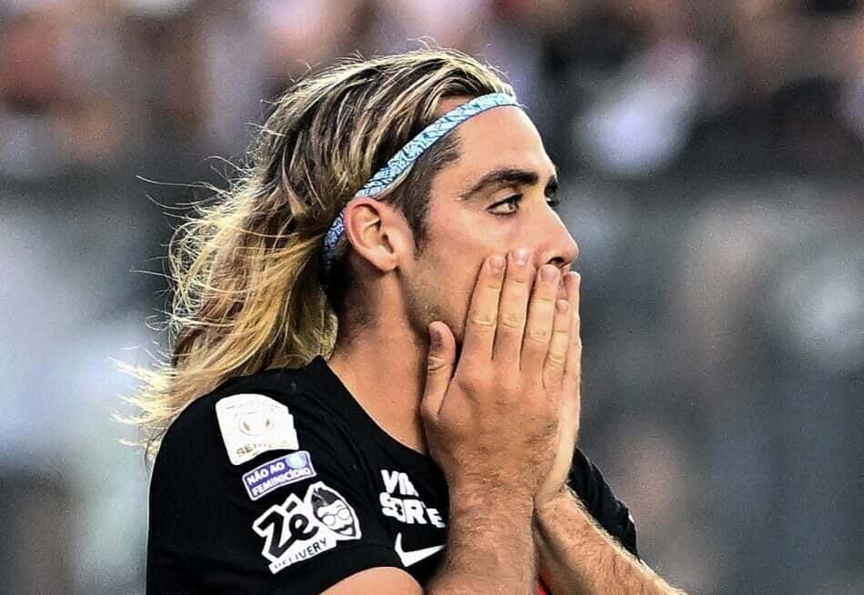 Claudio Spinelli, do Vasco, com as duas maõs no rosto em lamentação ao lado de William Arão, do Santos, que olha para o lado