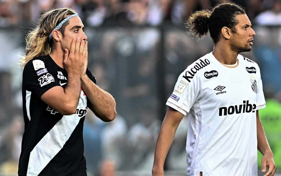 Claudio Spinelli, do Vasco, com as duas maõs no rosto em lamentação ao lado de William Arão, do Santos, que olha para o lado