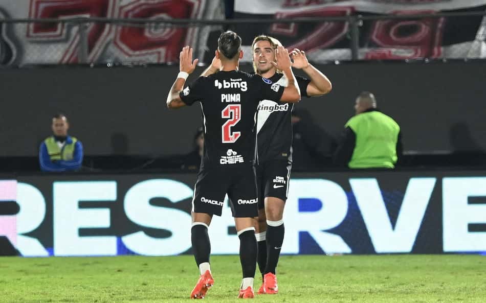 Spinelli e Pumita se cumprimentam em comemoração a gol do Vasco contra o Olimpia pela Sul-Americana